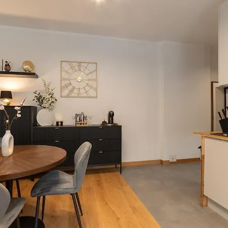 Cozy Terrace & Free Parking In The Heart Of