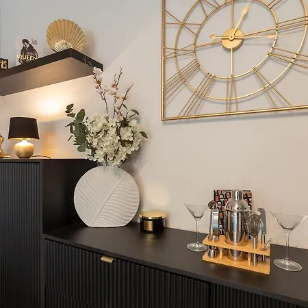 Cozy Terrace & Free Parking In The Heart Of *