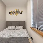 Cozy Terrace & Free Parking In The Heart Of 公寓