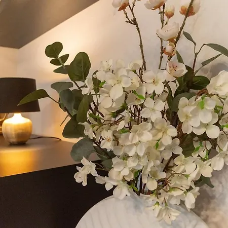 Apartamento Cozy Terrace & Free Parking In The Heart Of *