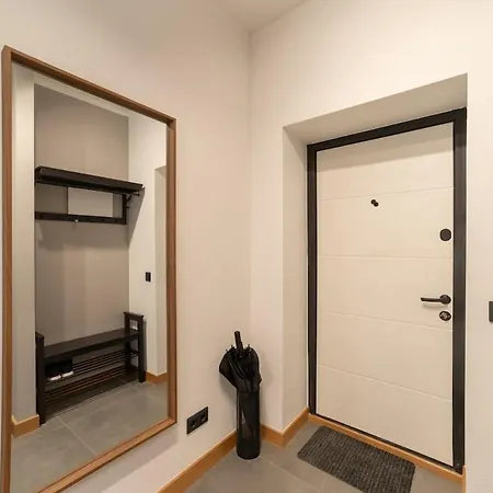 Apartamento Cozy Terrace & Free Parking In The Heart Of