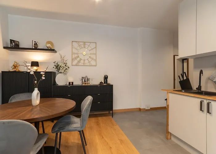 Cozy Terrace & Free Parking In The Heart Of