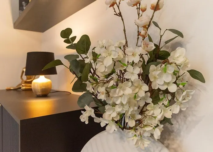 Dzīvoklis Cozy Terrace & Free Parking In The Heart Of *