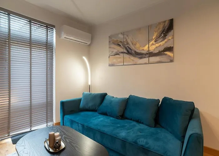 Apartamento Cozy Terrace & Free Parking In The Heart Of
