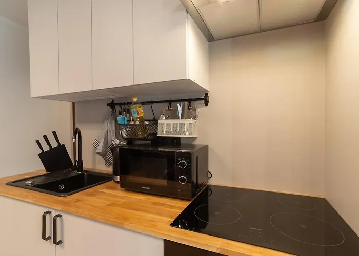 Apartamento Cozy Terrace & Free Parking In The Heart Of