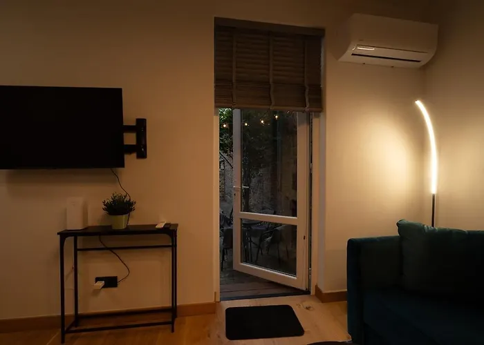 Cozy Terrace & Free Parking In The Heart Of Dzīvoklis *